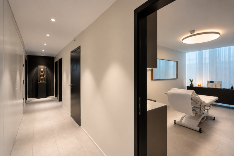 Couloir moderne et salle de soins apaisante e1791186926651