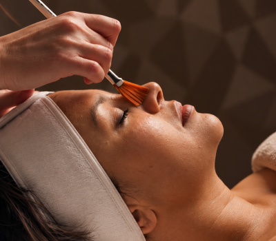 Soin facial au pinceau ambre