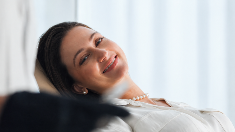 Skinbooster 4 Patiente allongée souriante après une séance de skinbooster