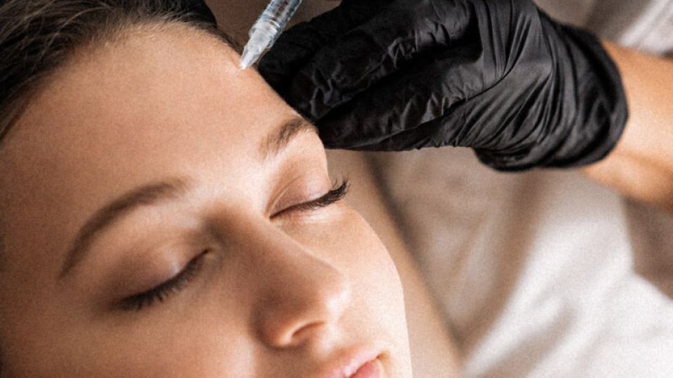 Skinbooster 3 Injection de skinbooster dans la joue par une praticienne
