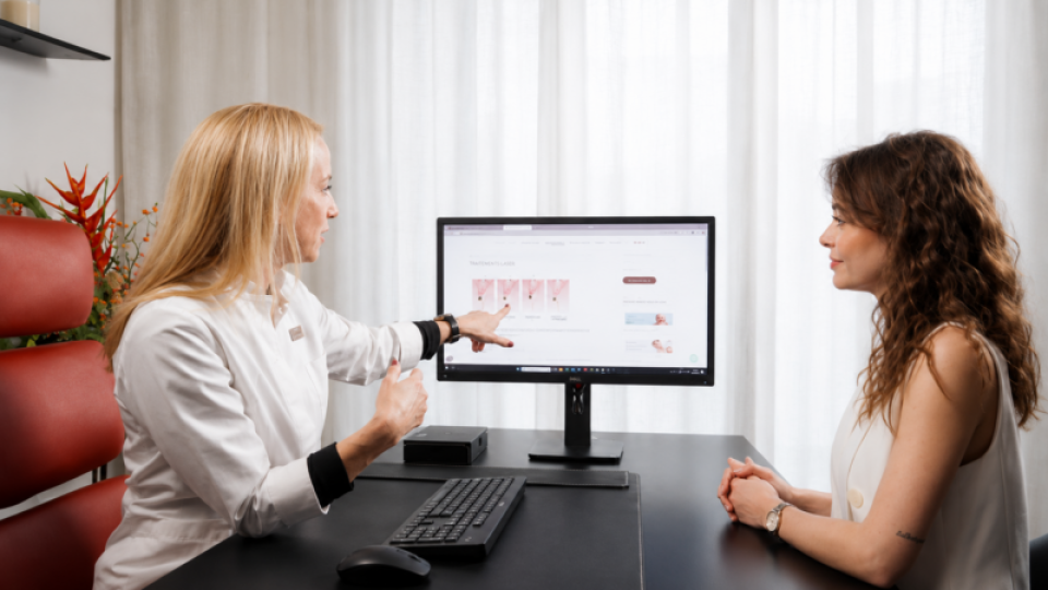 Consultation skinbooster à Lausanne avec analyse de la peau à l'écran