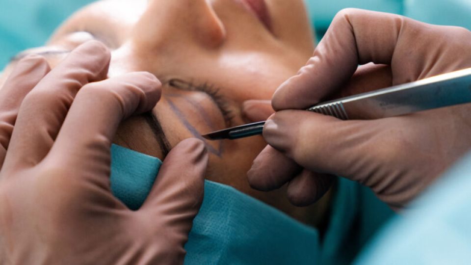 Intervention de lifting du visage au bloc opératoire, Maison Tóā Lausanne