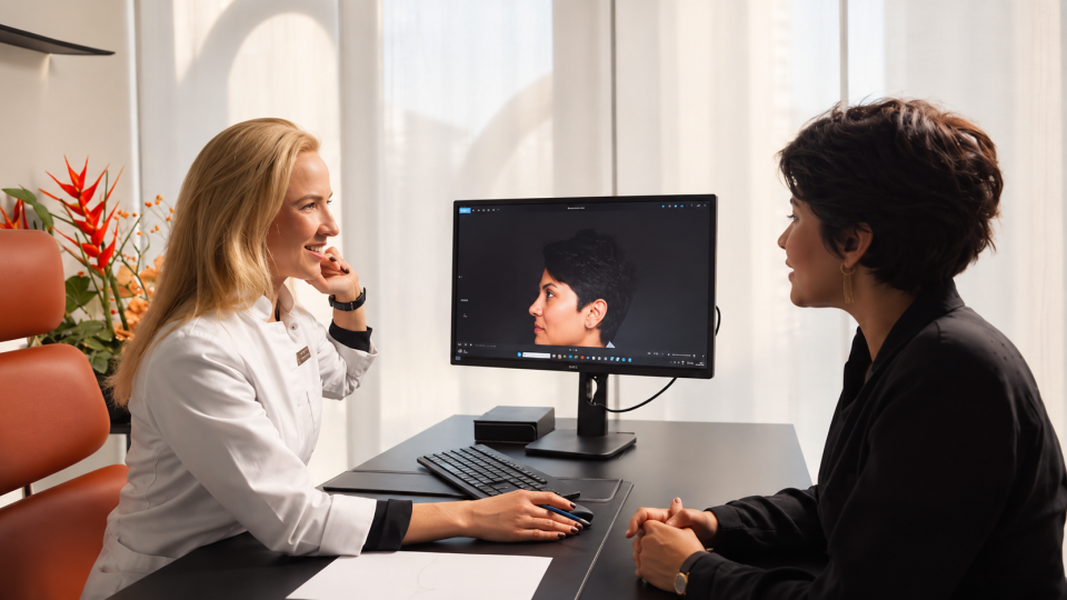 Medical consultation before fox eyes thread lift, Maison Tóā Lausanne