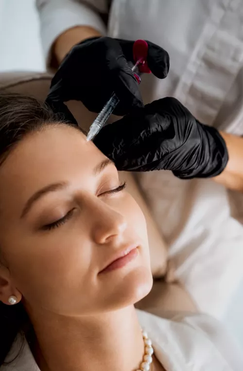 Injection de skinbooster dans le haut du front