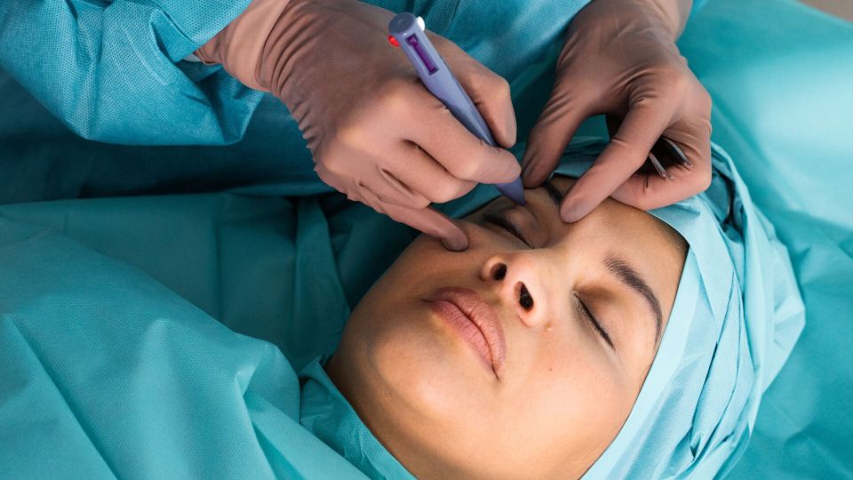 Doctor placing tensor threads for a fox eyes lift, Maison Tóā Lausanne