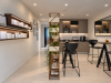 Salon minimaliste chaleureux avec plantes et cafe e1791186777699