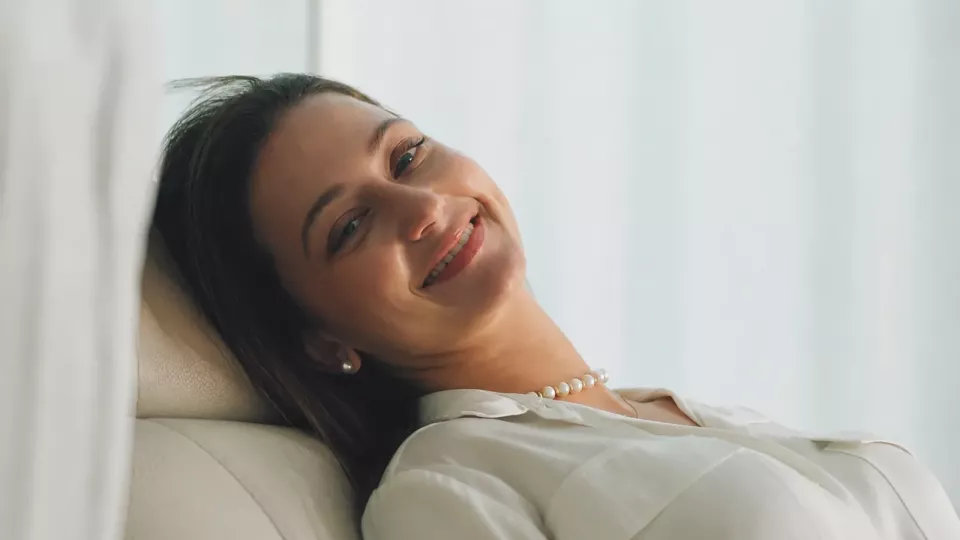 Patiente allongée souriante après une séance de skinbooster