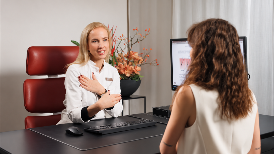 Surgical consultation before a breast lift, Maison Tóā Lausanne